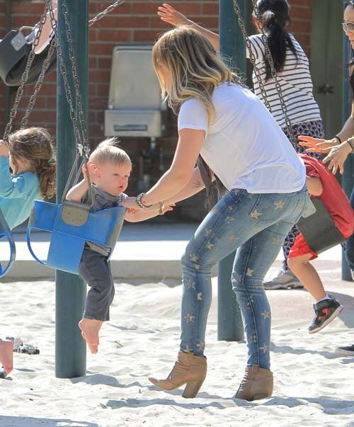 Хиллари Дафф веселится на детской площадке. Фото