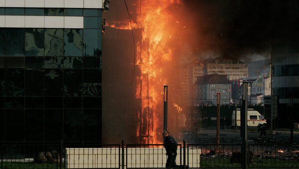В высотке в Грозном горят все этажи, кроме первого. Видео