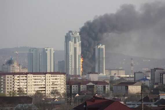 В центре Грозного горит элитная многоэтажка. Видео