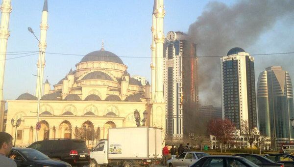 В центре Грозного горит элитная многоэтажка. Видео