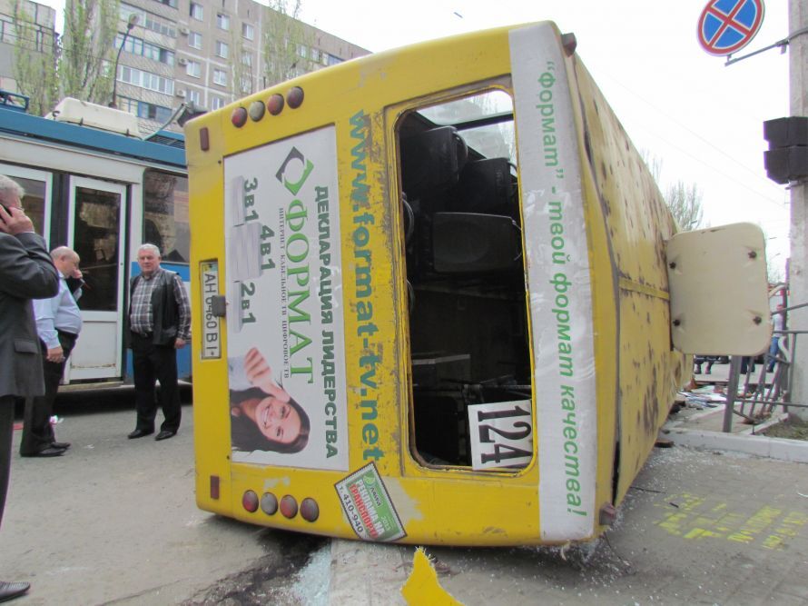 На Донбассе перевернулась переполненная маршрутка: 25 пострадавших