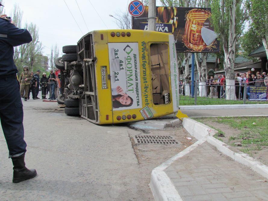 На Донбассе перевернулась переполненная маршрутка: 25 пострадавших