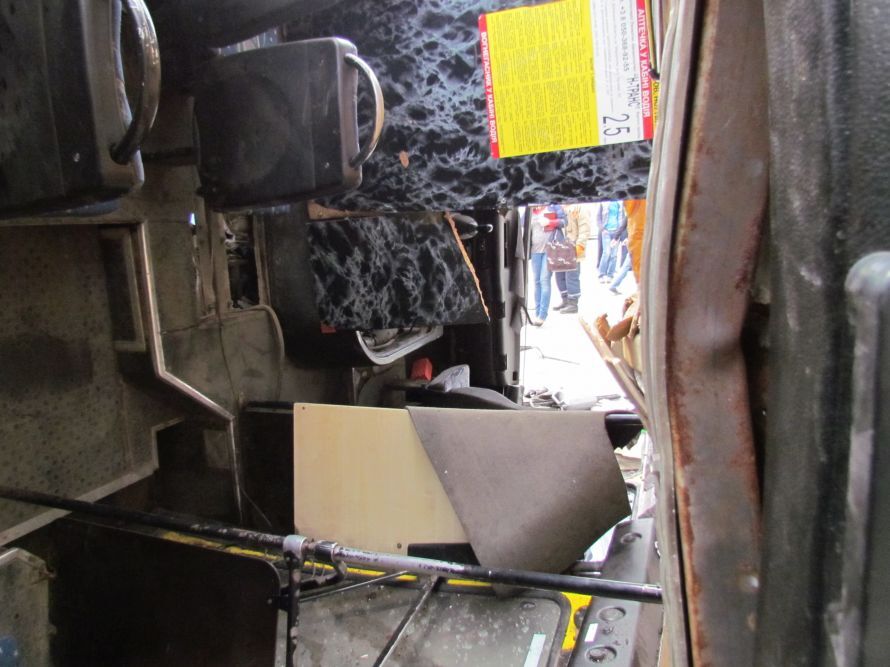 На Донбассе перевернулась переполненная маршрутка: 25 пострадавших