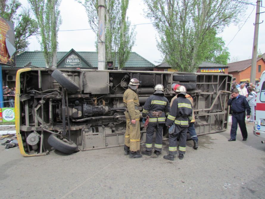 На Донбассе перевернулась переполненная маршрутка: 25 пострадавших