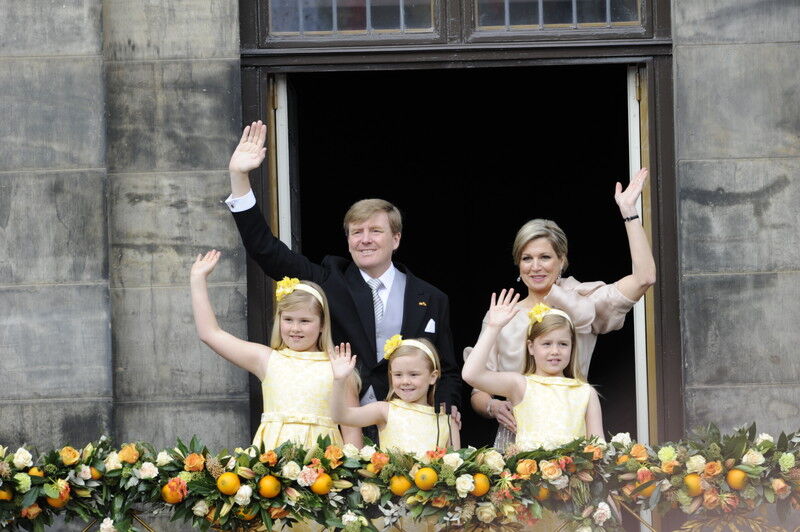 Миллион "оранжевых" голландцев приветствует нового монарха