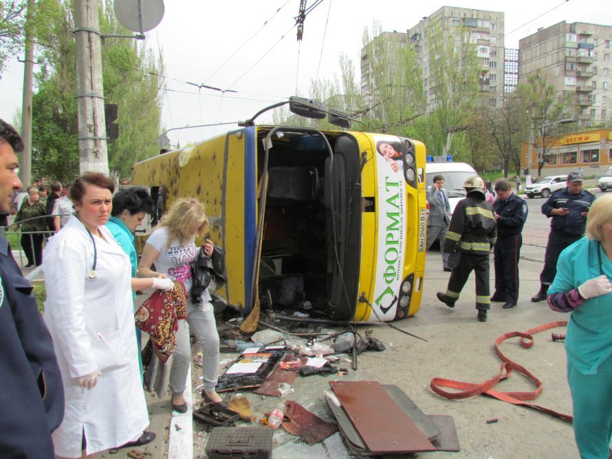 На Донбассе перевернулась переполненная маршрутка: 25 пострадавших