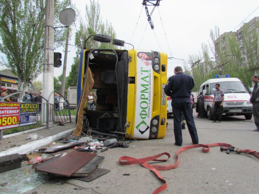 На Донбассе перевернулась переполненная маршрутка: 25 пострадавших
