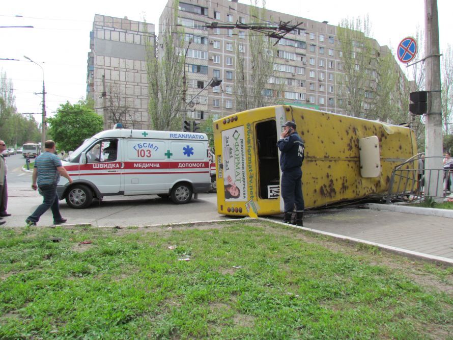 На Донбассе перевернулась переполненная маршрутка: 25 пострадавших