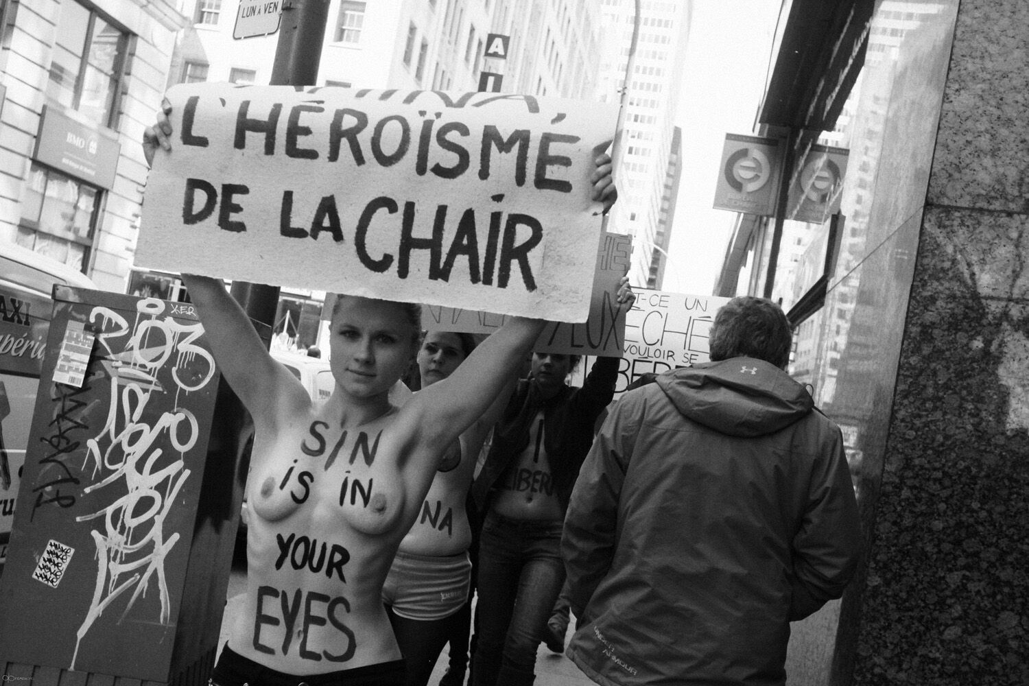 Голые FEMEN прорвались к послу Туниса в Канаде. Фото