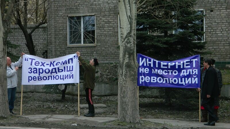 Митингующие в Донецке набросились на журналистку из-за "дерьмовы"