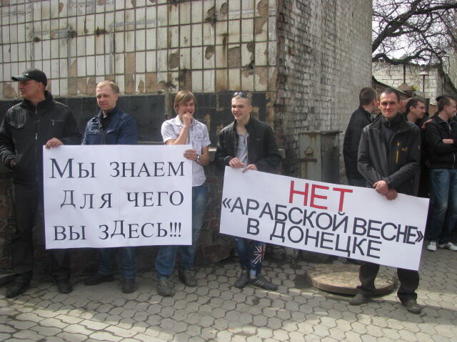 Мітингувальники в Донецьку накинулися на журналістку через "дерьмовое"