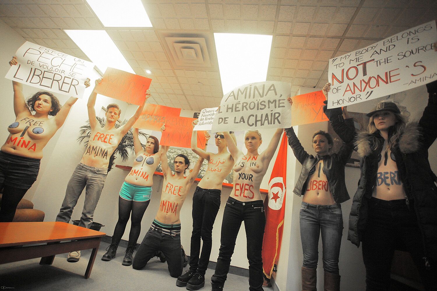 Голые FEMEN прорвались к послу Туниса в Канаде. Фото
