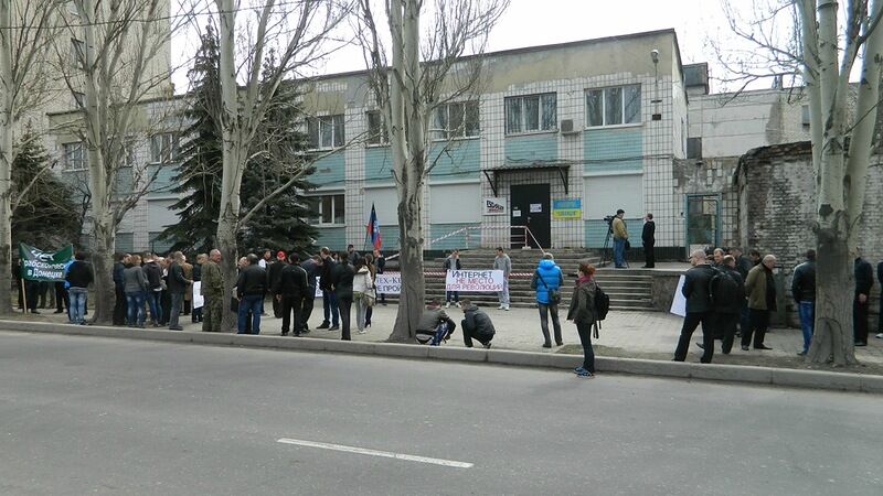Митингующие в Донецке набросились на журналистку из-за "дерьмовы"