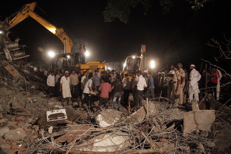 В Индии обрушился семиэтажный дом: десятки жертв