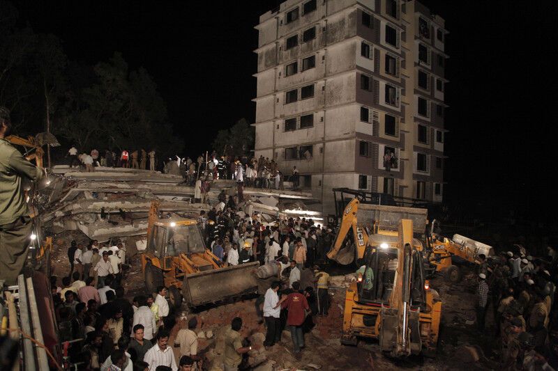 В Индии обрушился семиэтажный дом: десятки жертв