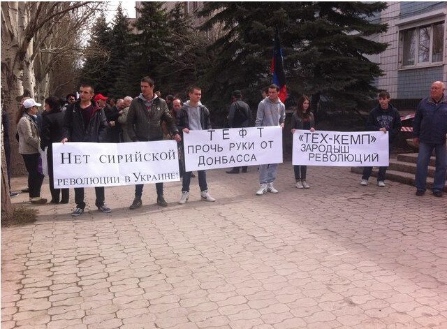 Мітингувальники в Донецьку накинулися на журналістку через "дерьмовое"
