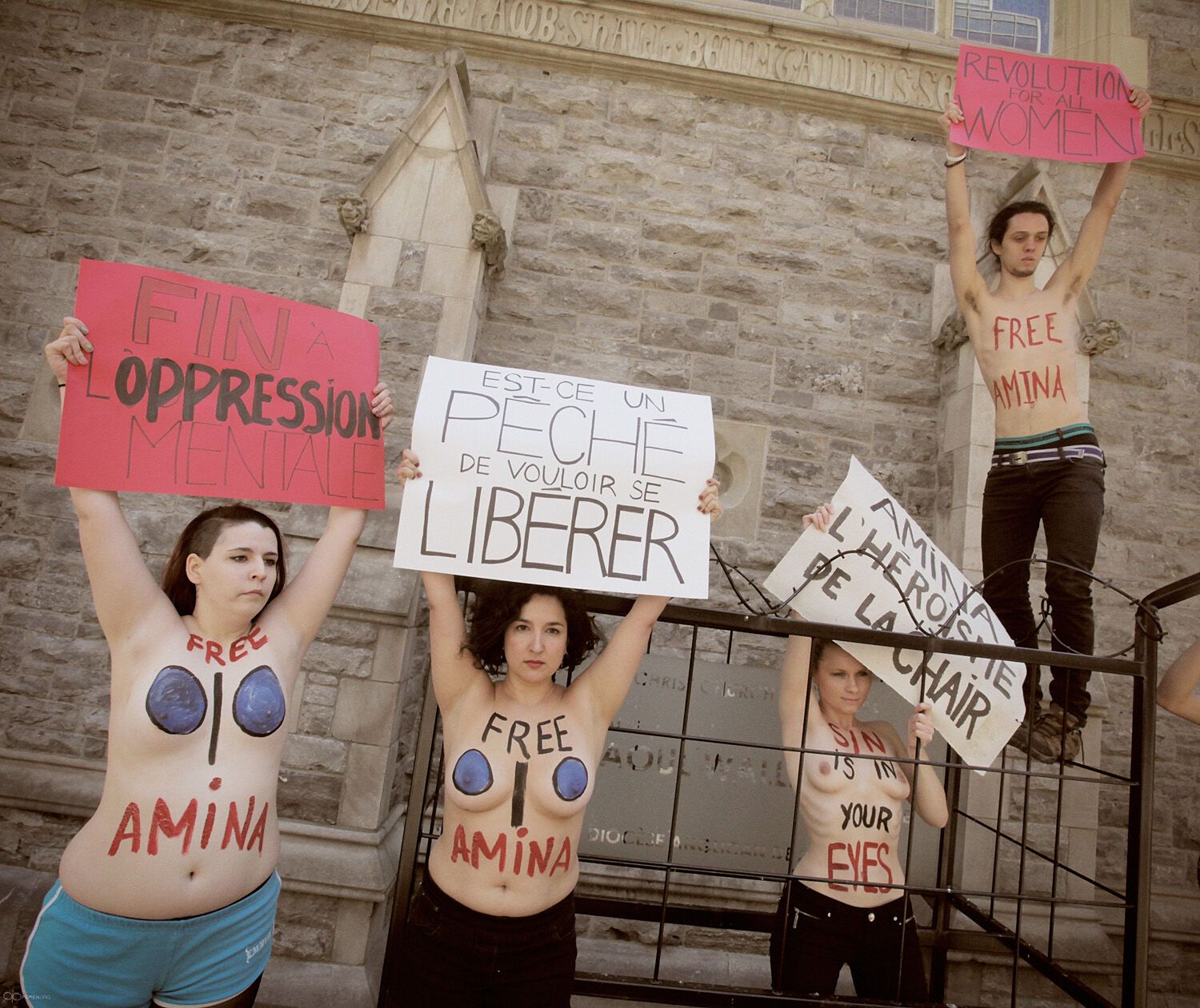 Голі FEMEN прорвалися до посла Тунісу в Канаді. Фото