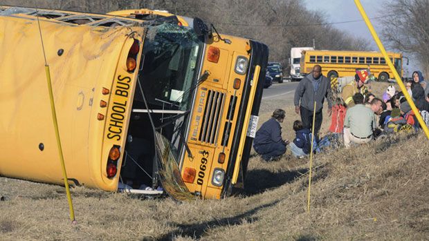 В Штатах в ДТП попал школьный автобус: пострадали 25 детей. Видео