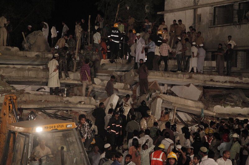 В Індії обрушився семиповерховий будинок: десятки жертв