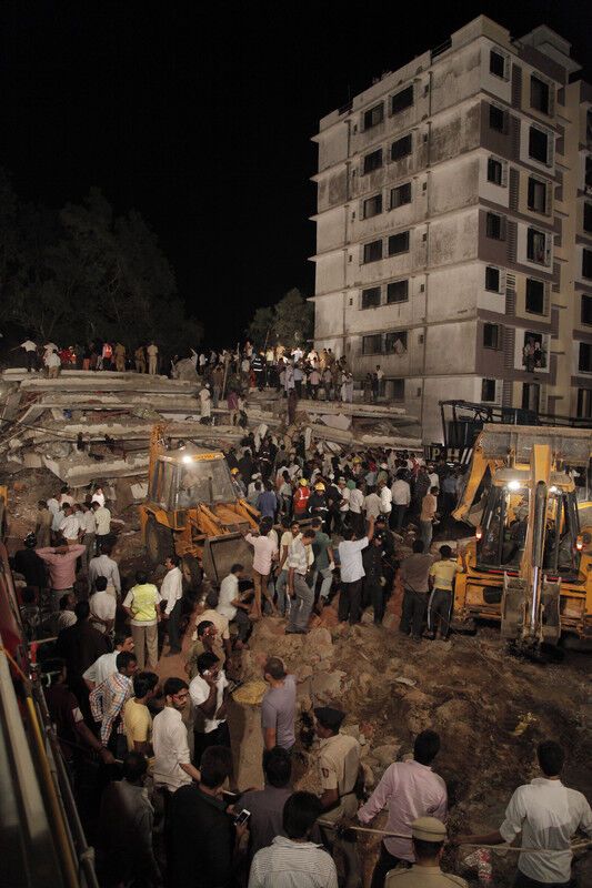 В Індії обрушився семиповерховий будинок: десятки жертв