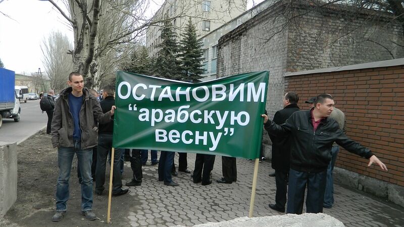 Митингующие в Донецке набросились на журналистку из-за "дерьмовы"