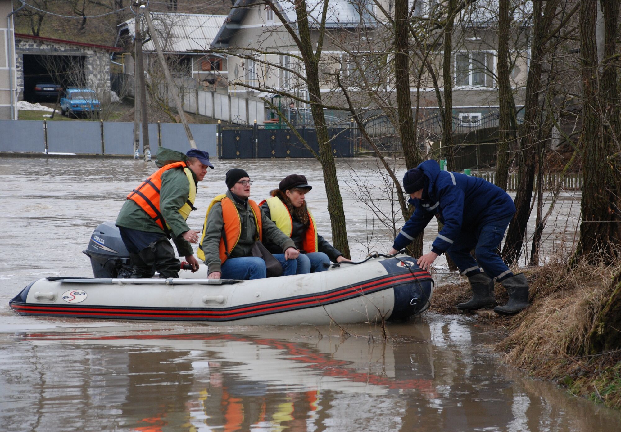 На Ивано-Франковщине спасатели привезли на лодке священника
