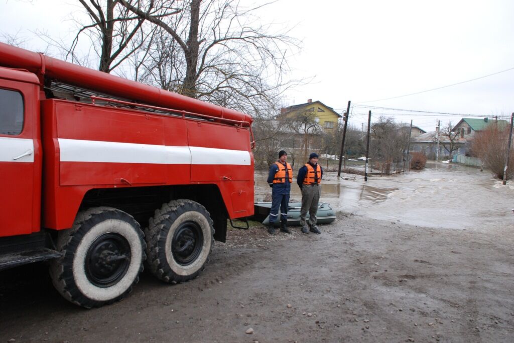 На Івано-Франківщині рятувальники привезли на човні священика