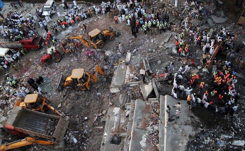 При обрушении дома в Индии погиб уже 71 человек