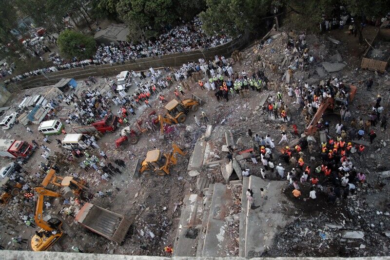 При обваленні будинку в Індії загинув вже 71 людина