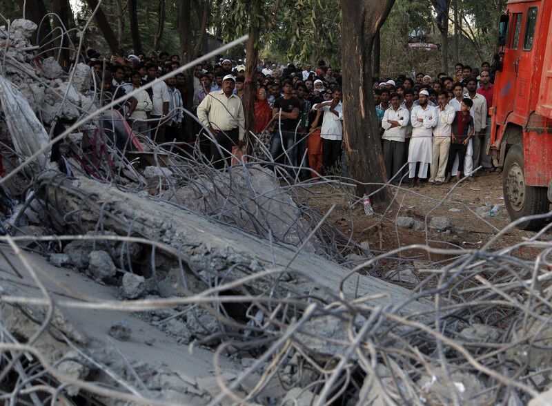 При обваленні будинку в Індії загинув вже 71 людина