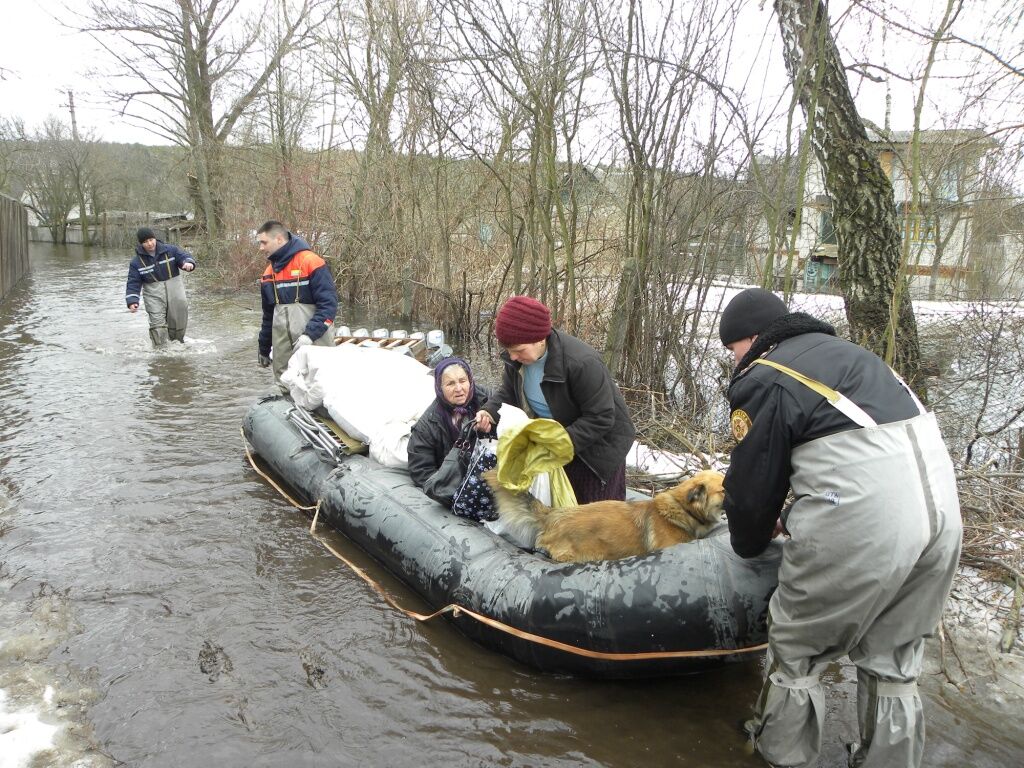 На Чернігівщині зазевавшихся дачників вивозили на човнах