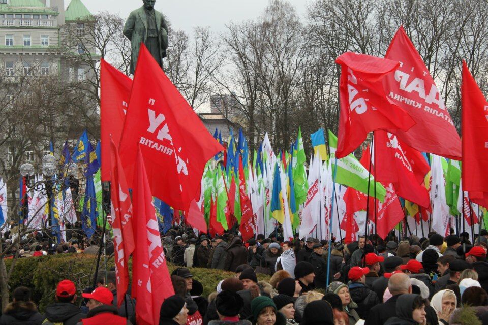 Митинг оппозиции около памятника Шевченко