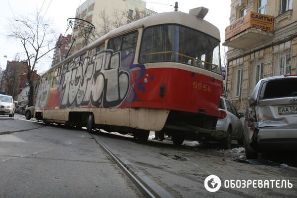 В Киеве сошел с рельс трамвай. Видео