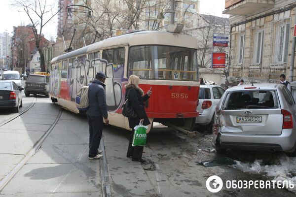 В Киеве сошел с рельс трамвай. Видео