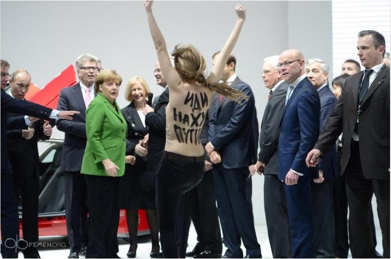 FEMEN попытались сорвать прогулку Путина с Меркель. Фото