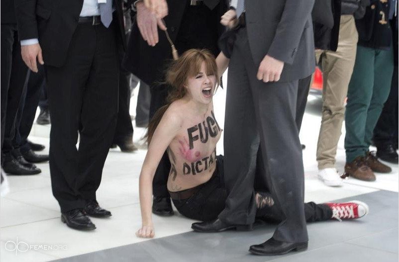 FEMEN попытались сорвать прогулку Путина с Меркель. Фото