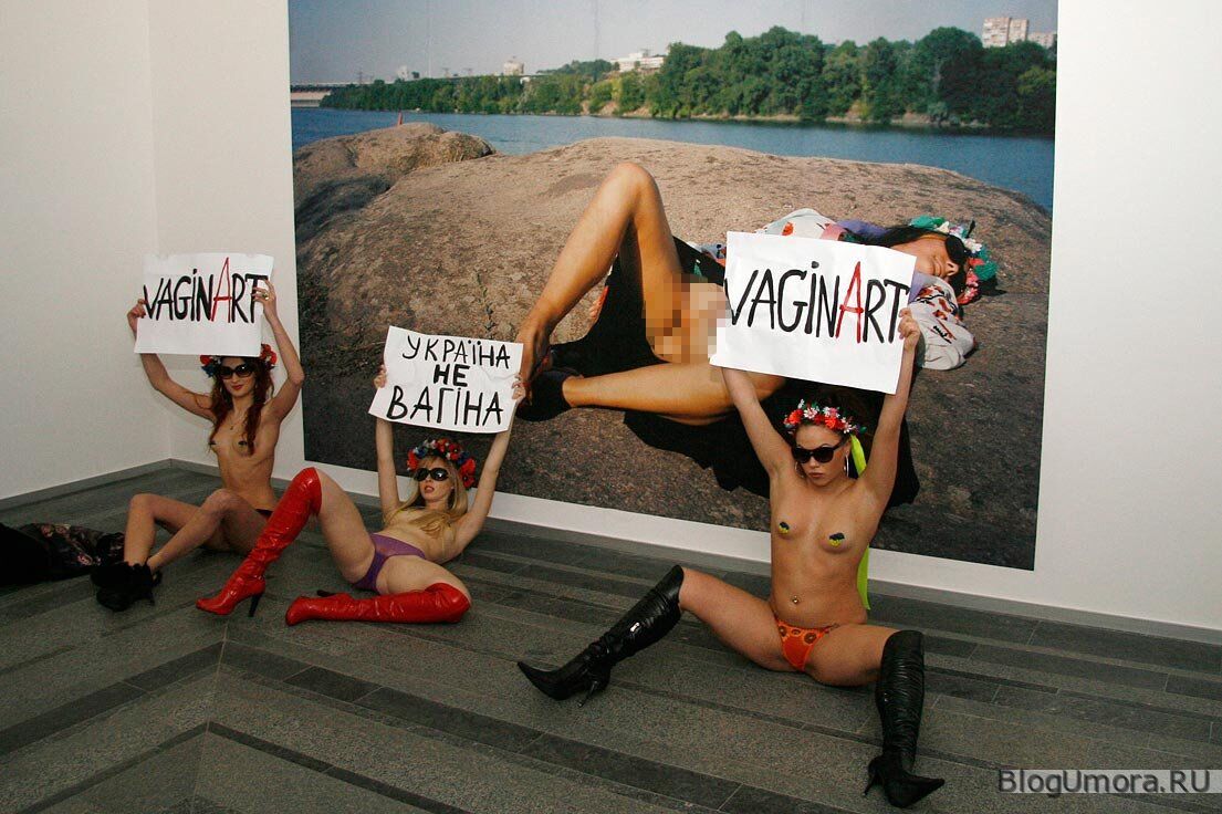 FEMEN оголилися перед Путіним і Меркель. Фото. Відео
