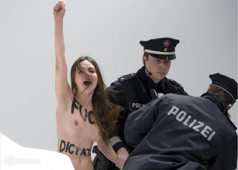 FEMEN спробували зірвати прогулянку Путіна з Меркель. Фото