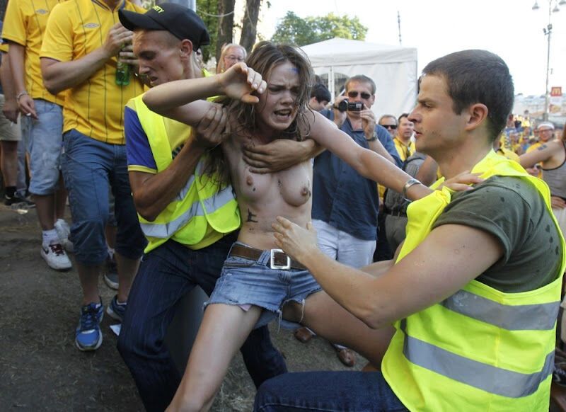 FEMEN оголились перед Путиным и Меркель. Фото. Видео