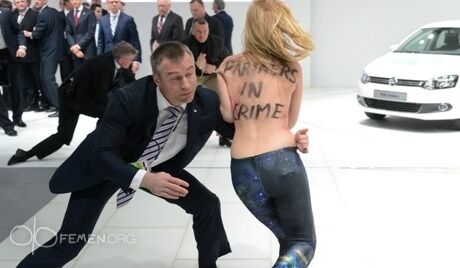 FEMEN спробували зірвати прогулянку Путіна з Меркель. Фото