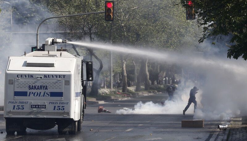 У Стамбулі 22 поліцейських поранені на Першотравень