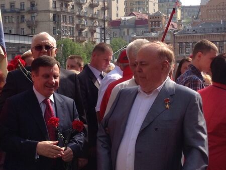 Лідери КПУ поклали квіти до пам'ятника Леніну