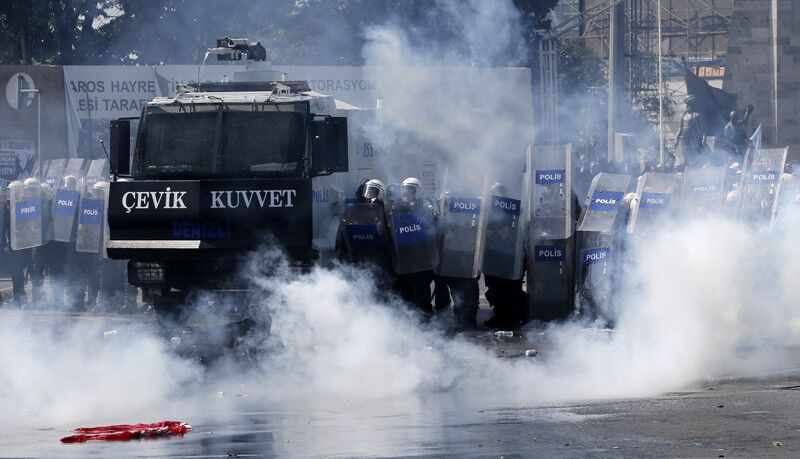В Стамбуле 22 полицейских ранены на первомае
