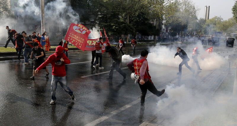 В Стамбуле 22 полицейских ранены на первомае