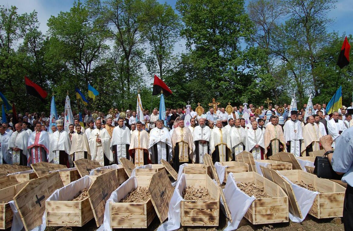 На Прикарпатье перезахоронили останки 640 жертв НКВД