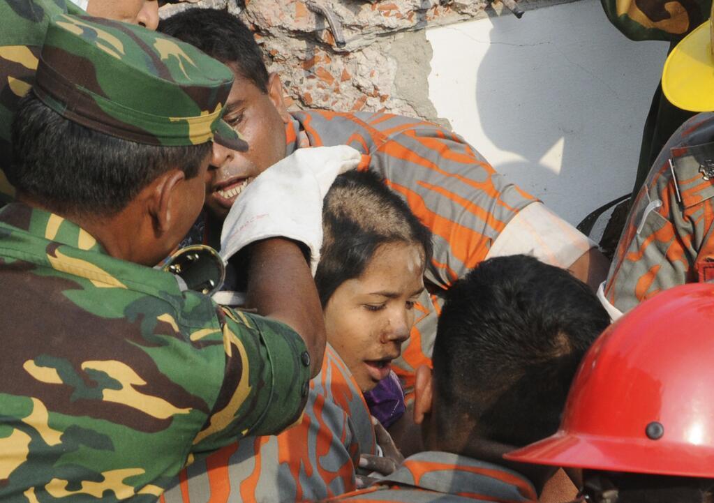 Под завалами в Бангладеш нашли выжившую
