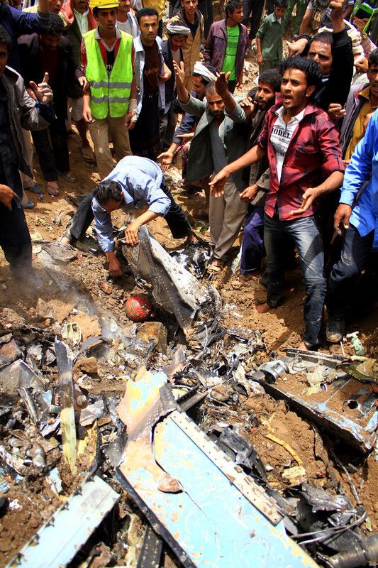 В Йемене самолет упал на жилой район