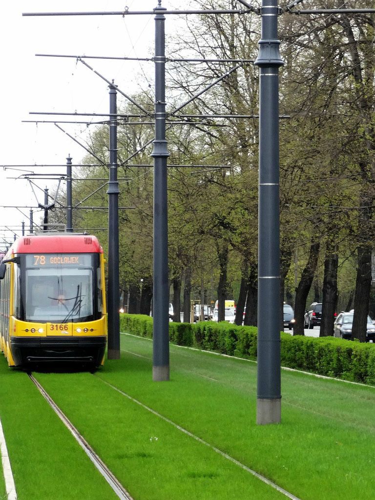 Газон на трамвайних коліях у Варшаві