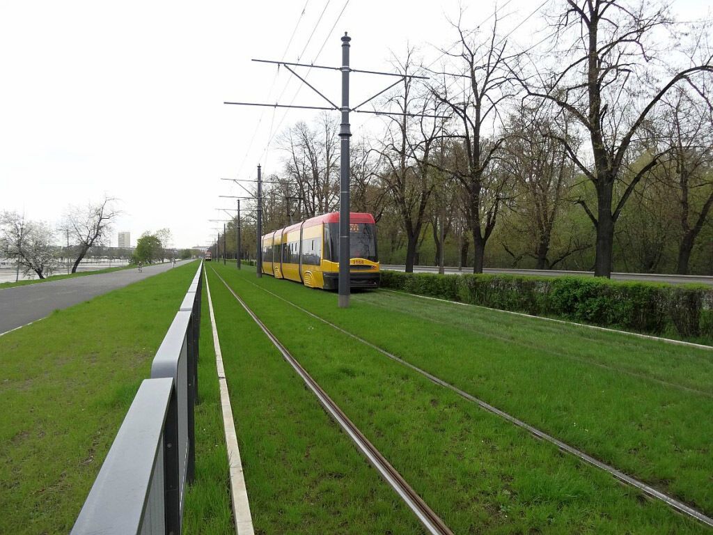 Газон на трамвайних коліях у Варшаві