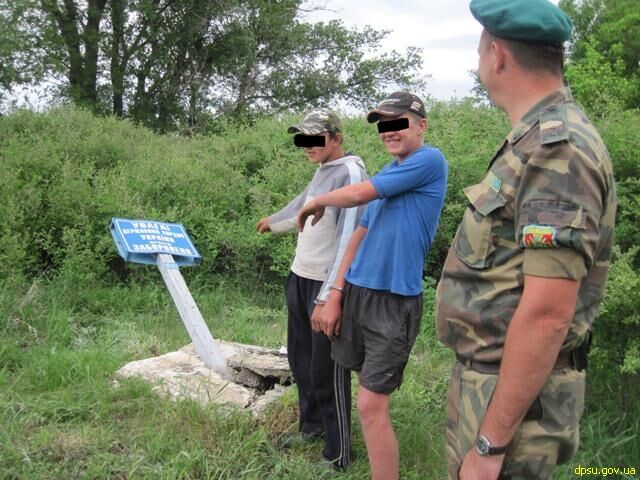 Двое несовершеннолетних россиян пытались уничтожить пограничный знак Украины